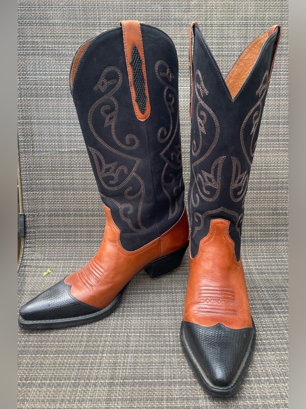 Nine West ladies 8.5 Two-Tone Brown and Black Western Cowboy Boots